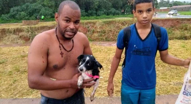 Homem arrisca sua vida para salvar cachorrinho que caiu no rio