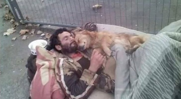 Um morador de rua dorme abraçado com o seu cachorro e foto viraliza na internet