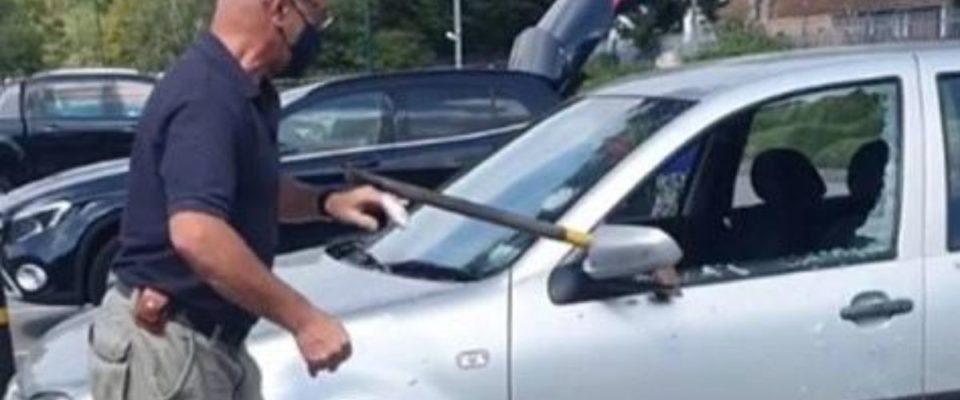 Homem salva cão deixado no carro quente quebrando janela com machado