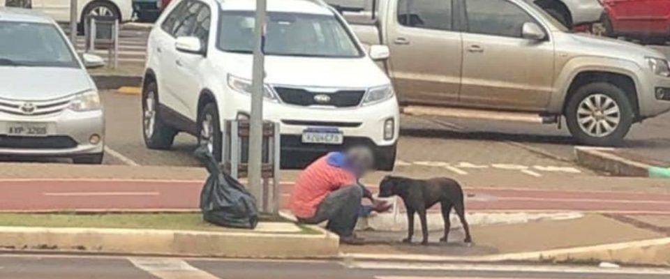 Emocionante : morador de rua ganha marmita e divide com seu cão